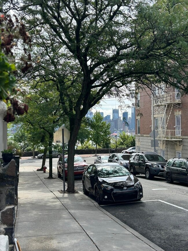 Building Photo - 16 46th St
