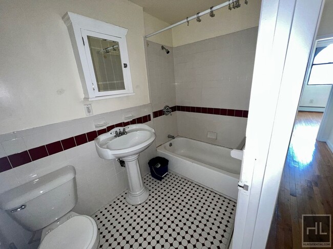 Building Photo - 5BR 1BA Historic Commerical Residential Zo...