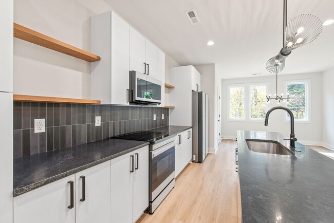 Building Photo - Modern, Move-In Ready Living in Plaza Midwood