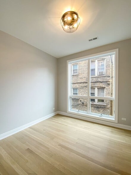 Building Photo - 1060 W Cornelia Ave