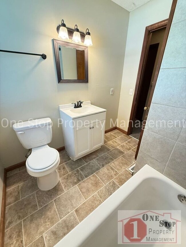 Building Photo - Cozy 3 Bedroom, 1 Bathroom, 1 car garage i...