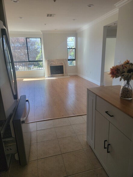 Building Photo - 6938 Laurel Canyon Blvd