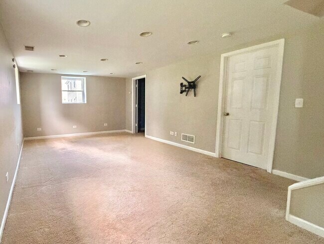Building Photo - 700 Woodbine Ln