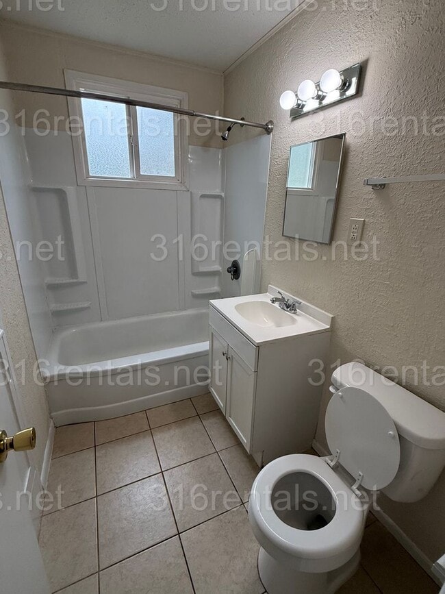 Building Photo - $1100 - 3 bedroom / 1 bathroom - Single Fa...