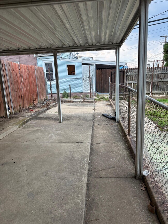 Building Photo - 541 Perry St