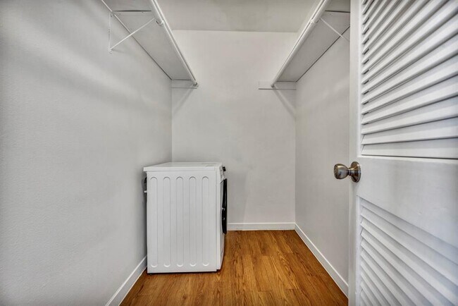 Building Photo - 1000 W 26th St