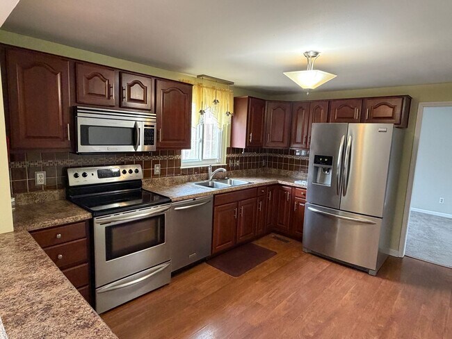 Building Photo - Great Four Bedroom Huber Home