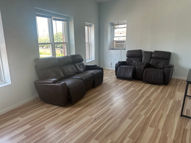 Building Photo - 5 Main St