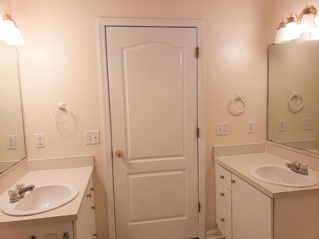 Building Photo - Large 4 bedroom town home with ceramic tile for rent right away for $1650