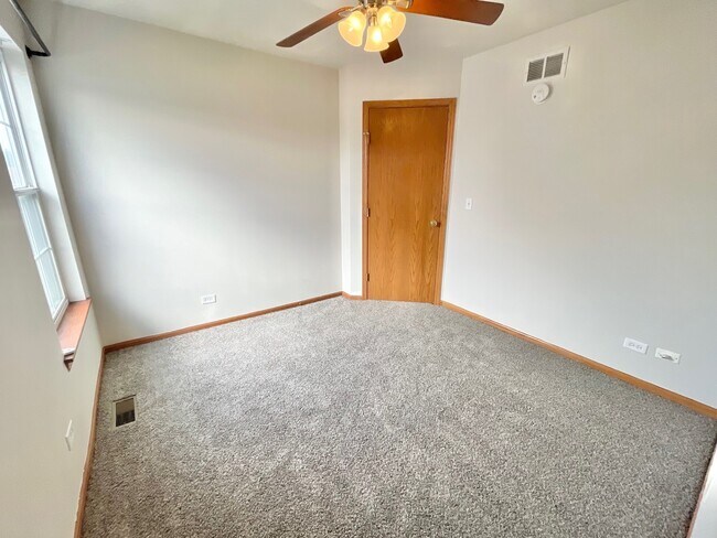 Building Photo - 1814 Van Dyke Ln