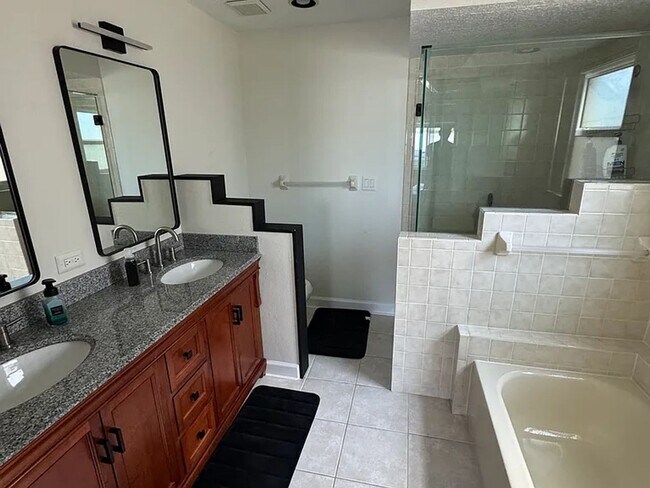 Building Photo - 3 Bed/2 Bath Clearwater Home with Pool: Av...