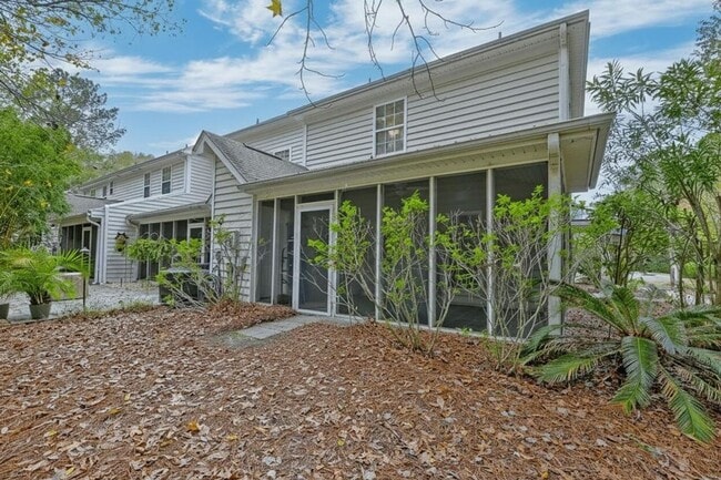 Building Photo - 3 Bedroom, 2.5 Bathroom Townhome in Ellington Woods - Mt Pleasant