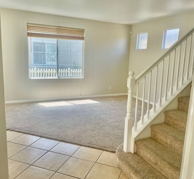 Building Photo - Spacious 4 Bedroom