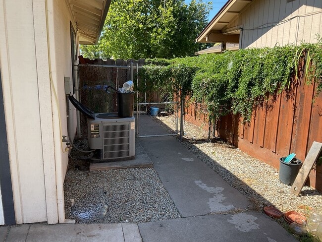 Building Photo - Chico 3 bed 2 bath home for rent, convenient location, neighborhood setting Garage, back yard