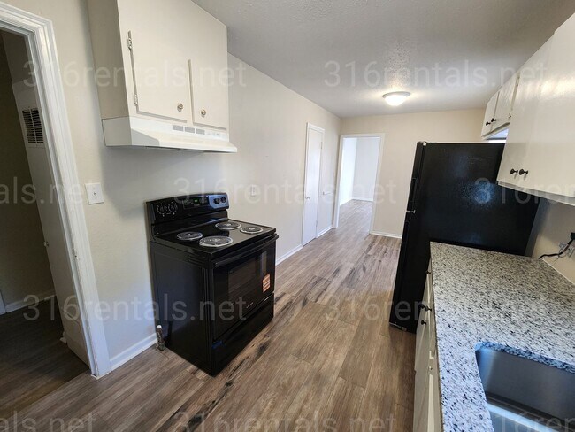 Building Photo - $995 - 4 bedroom / 1 and a half bathroom -...
