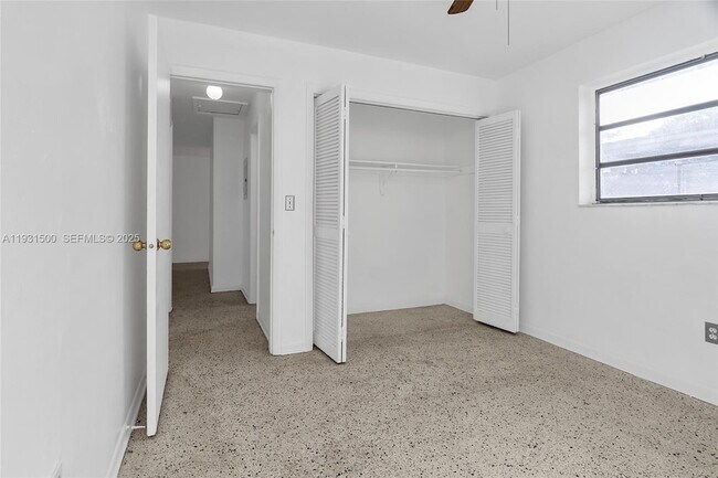 Building Photo - 644 SW 10th St