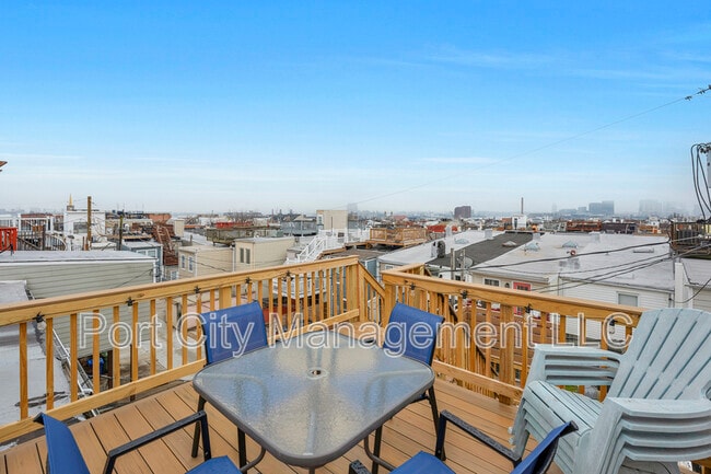 Building Photo - 702 S Bouldin St