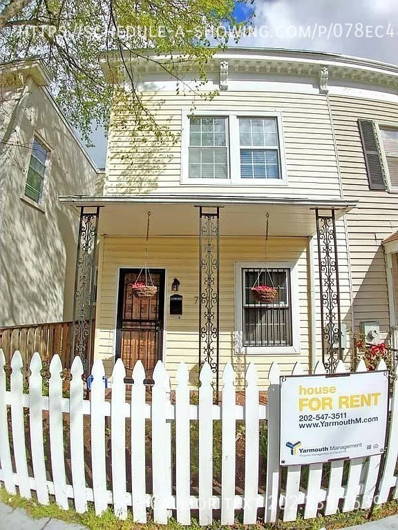 Building Photo - 717 16th St NE