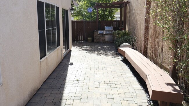 Building Photo - 3 bedrooms 2.5 baths  house in Eastlake- Chula Vista