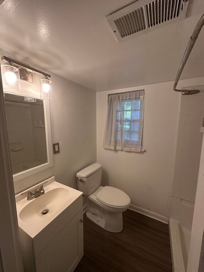Building Photo - 3 bedrooms 2 baths, Split Level in the loc...