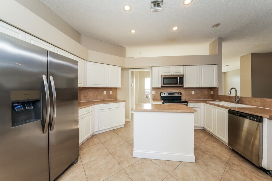 Building Photo - 984 Lake Breeze Dr