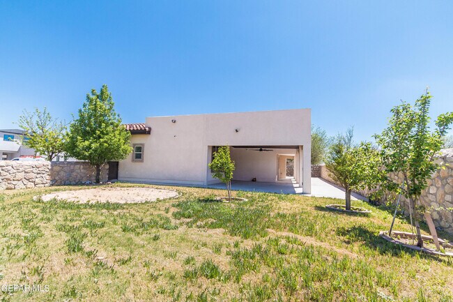 Building Photo - 2205 Hacienda Rey Dr