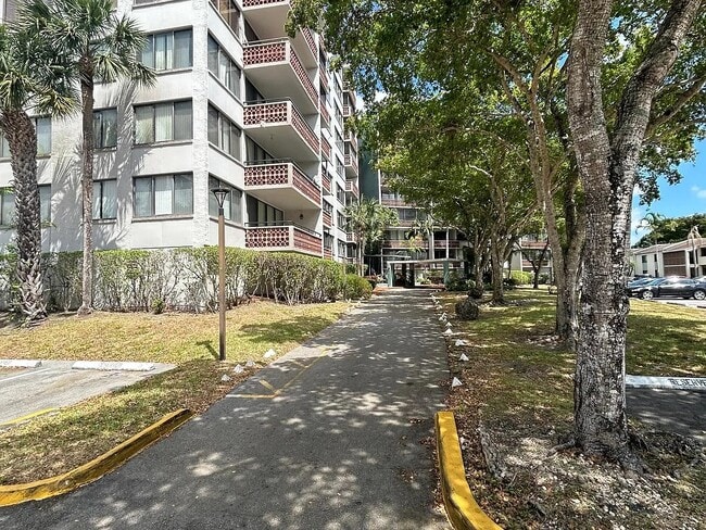 Building Photo - 4222 Inverrary Blvd