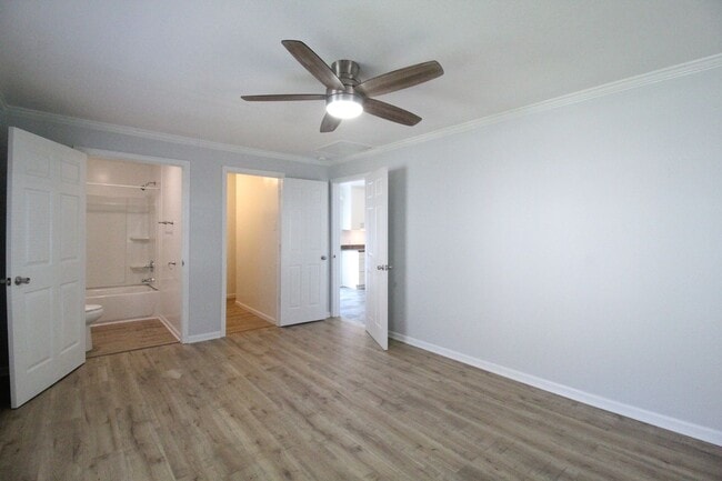 Building Photo - 4 Bedroom 2 Bath Updated Home In Overland Park