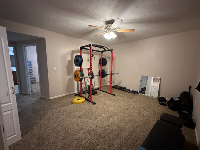 Building Photo - 15640 Top Dr