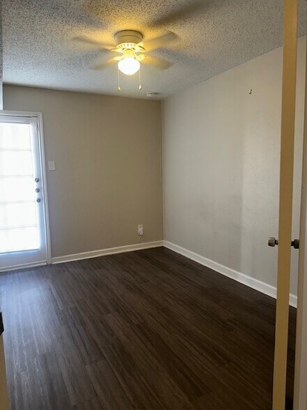 Building Photo - 9520 Royal Ln
