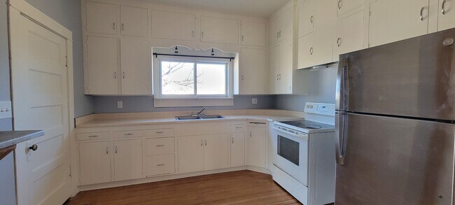 Building Photo - 3 bedroom 2 bath home