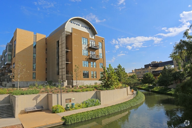 Building Photo - River House