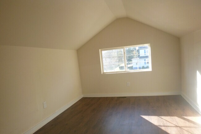 Building Photo - Beautiful 4 Bedroom Home in Enderly Park!