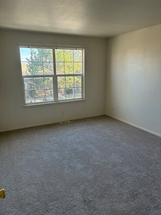 Building Photo - Very Nice 2 Bedroom, 2 1/2 Bath Townhome in Quail Run! Community Pool & Tennis Courts! Minutes To...