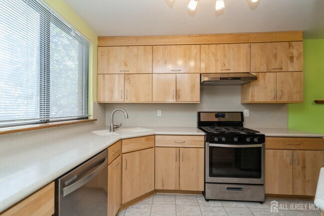 Building Photo - 172 Sayre Dr
