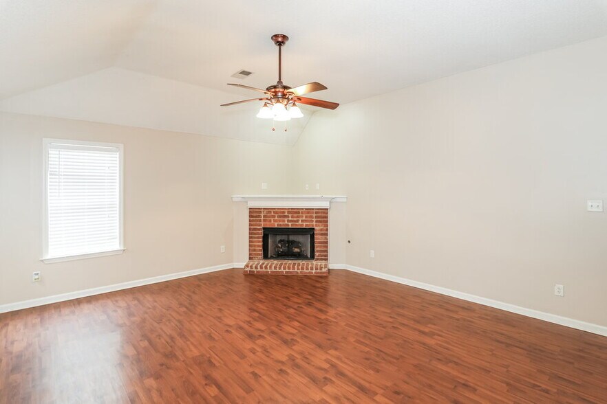 Building Photo - 10255 Green Moss Dr S