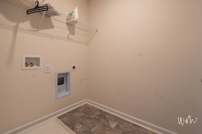 Building Photo - 3 bed and 2.5 bath house with 2 car garage near ETSU - move in ready