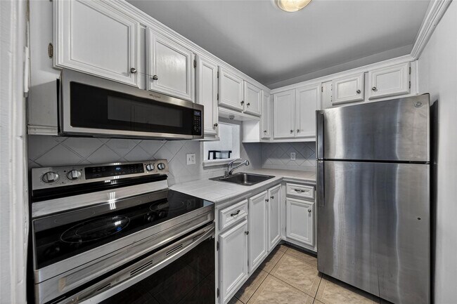 Building Photo - 625 Antioch Ave