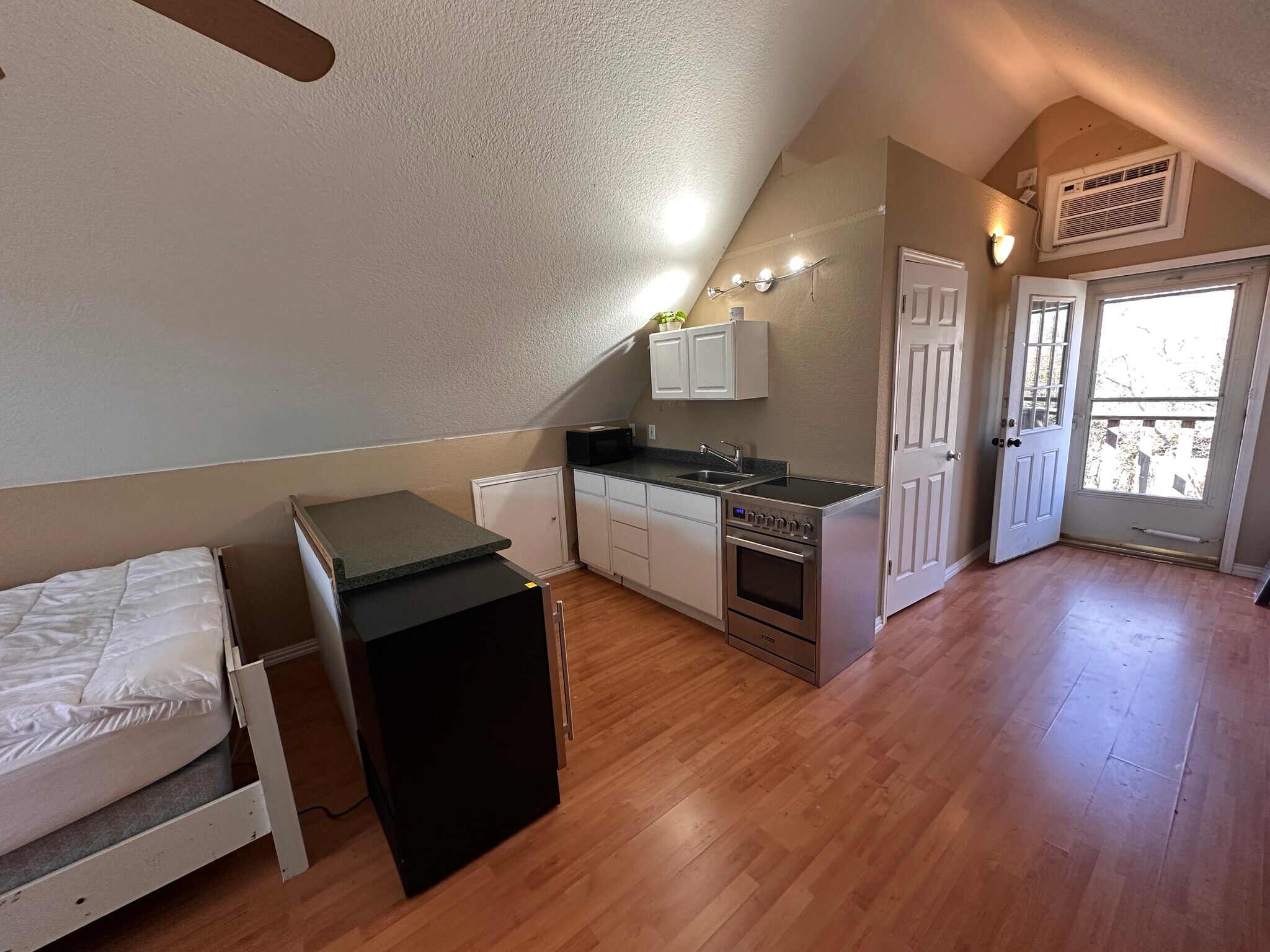 Building Photo - 2312 Carleton Ave