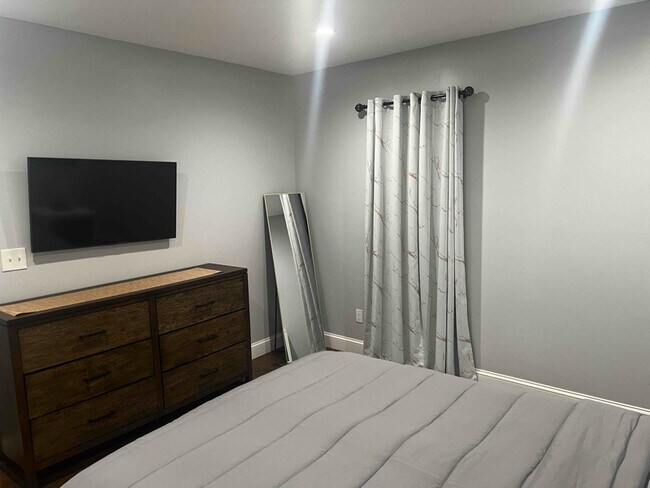 Building Photo - 2556 Main St