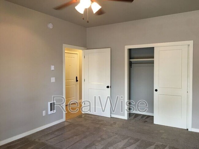 Building Photo - 502 SW Evergreen Ave