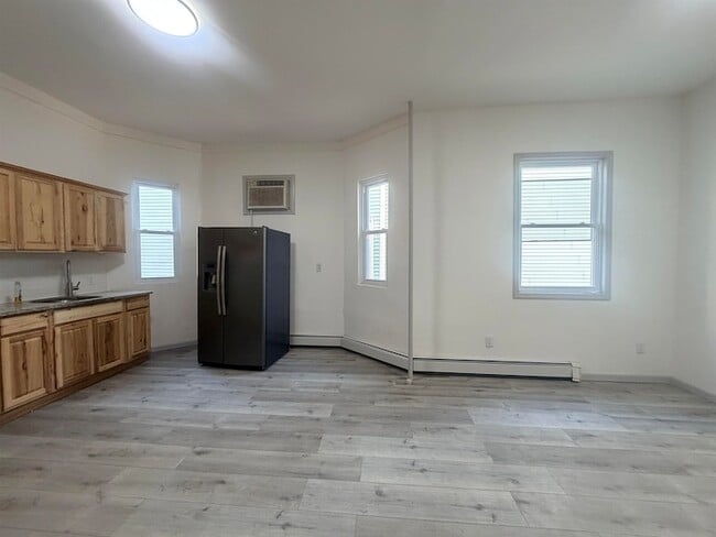 Building Photo - 124 Winfield Ave