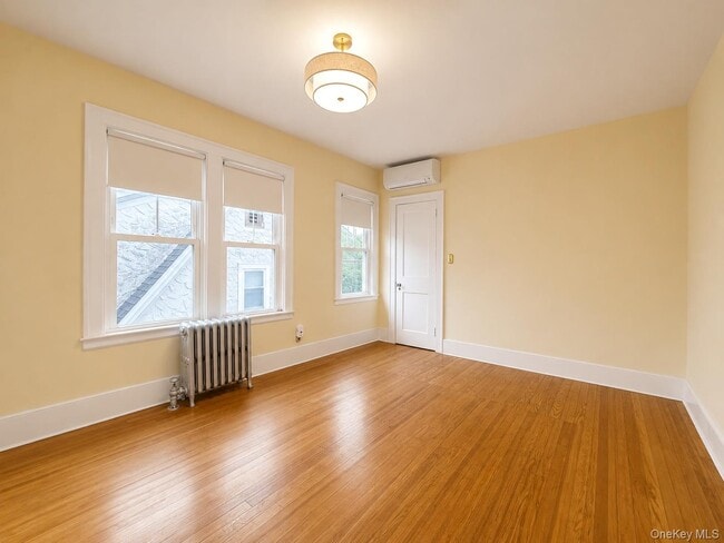 Building Photo - 42 Crestview St