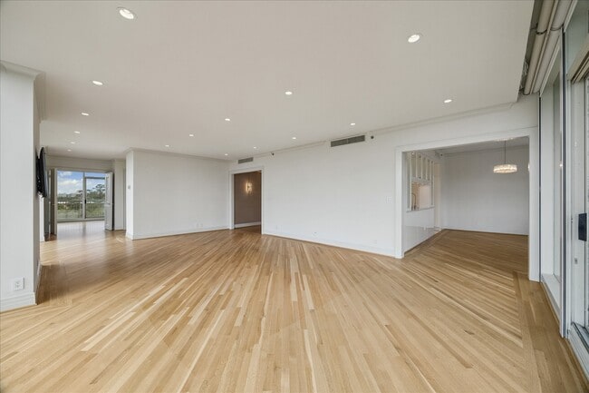 Building Photo - 121 N Post Oak Ln