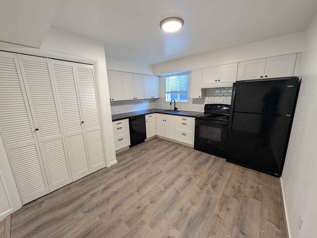 Building Photo - Park Creeke Apartments