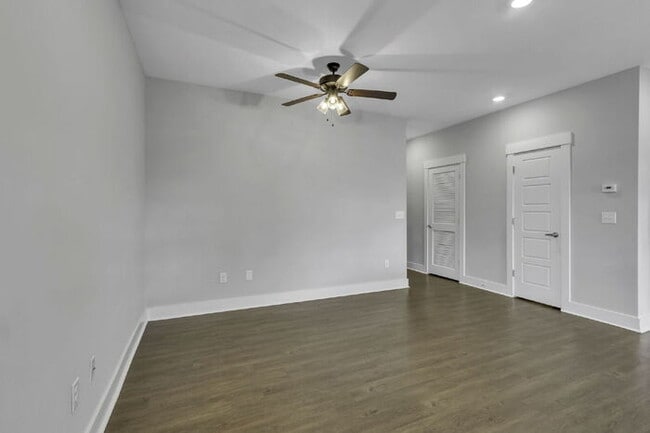 Building Photo - Charming 3-Bed, 2.5-Bath Townhouse Gem in ...