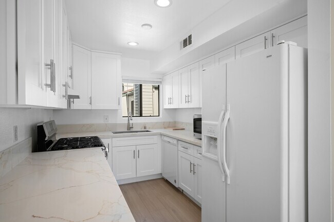 Building Photo - 10574 Sunland Blvd