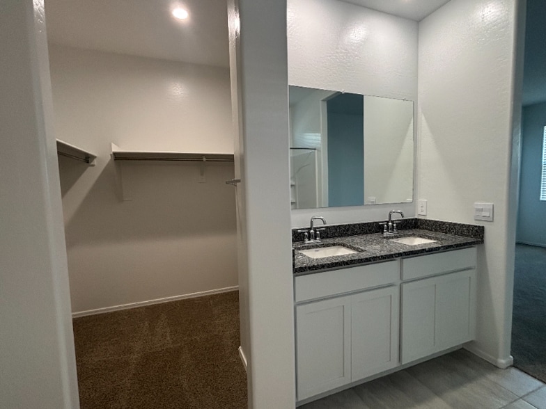 Building Photo - 5084 E Umber Rd