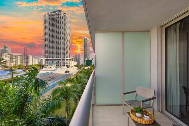 Building Photo - 2602 E Hallandale Beach Blvd