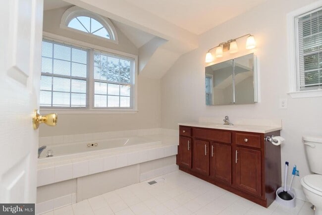 Building Photo - 521 Dogwood Dr